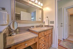 15Vanity-Master-Bathroom