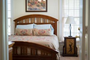 16Queen-Bedroom-View-3