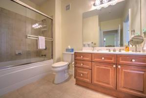 19Guest-Bathroom-with-Tub-Showe-Combo