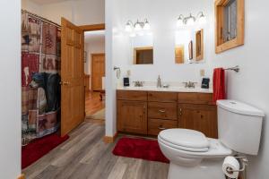 Upstairs-Guest-Bathroom