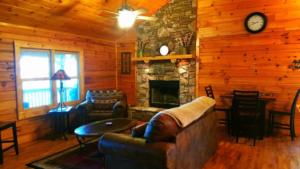 Bear Pause Cabin, Living Room facing Fireplace and Front Window