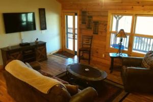Bear Pause Cabin, Living Room facing TV and Entrance