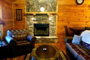 Bear Pause Cabin, Living Room facing Gas Burning Fireplace