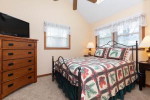 11-Upstairs-Queen-Bedroom