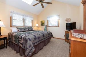 13-Upstairs-King-Bedroom