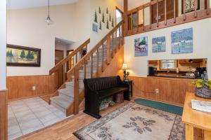 25-Entrance-Space-and-Stairwell