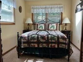 Upstairs-Queen-Bedroom
