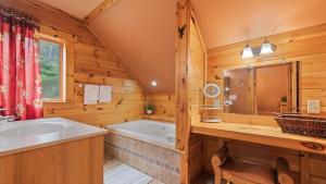 Upstairs-Bathroom-with-Jetted-Tub