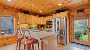 View-into-Kitchen-and-Breakfast-Bar