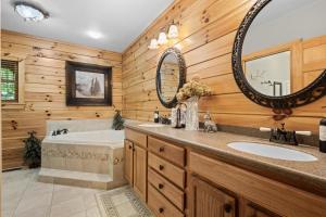 Primary-Bath-with-Jetted-Tub