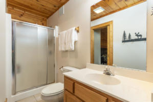 Laurel View Lodge Bathroom 1