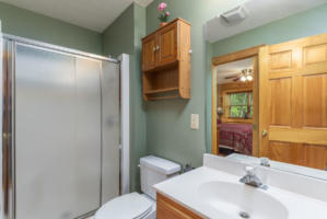 Laurel View Lodge Bathroom 2