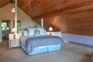 Lost Cove Mtn Lodge Master Bedroom in Loft - King