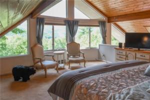Lost Cove Mtn Lodge Master Bedroom with King