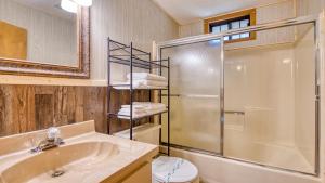Upstairs-Bathroom-with-Tub-Shower