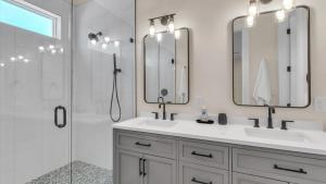 31-Upstairs-King-Bath-En-Suite