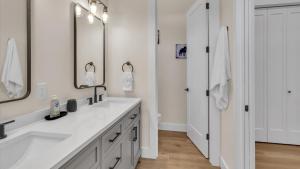 32-Upstairs-King-Bath-En-Suite-View-2