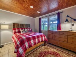 Lower-Level-Bonus-Room-Queen-Bed-View-1