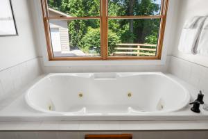 Jetted-Tub-in-Primary-Bath